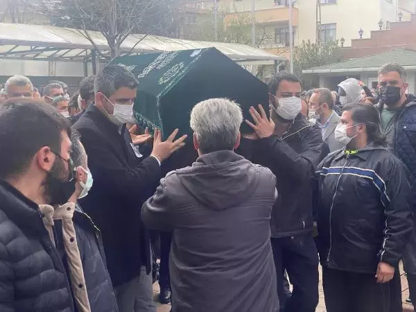 Koronavirüsten hayatını kaybeden CHP İstanbul İl Başkan Yardımcısı Gülhan son yolculuğuna uğurlandı Koronavirüsten hayatını kaybeden CHP İstanbul İl Başkan Yardımcısı Gülhan son yolculuğuna uğurlandı