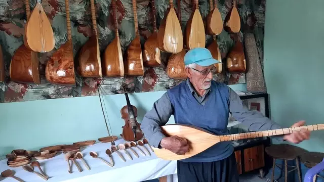 Köylerinde bir hafta kalan Aşık Veysel'den etkilendi, 60 yıldır saz yapıp saz çalıyor Köylerinde bir hafta kalan Aşık Veysel'den etkilendi, 60 yıldır saz yapıp saz çalıyor