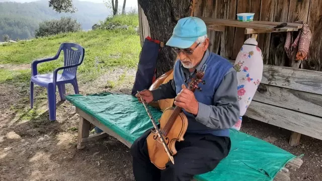 Köylerinde bir hafta kalan Aşık Veysel'den etkilendi, 60 yıldır saz yapıp saz çalıyor Köylerinde bir hafta kalan Aşık Veysel'den etkilendi, 60 yıldır saz yapıp saz çalıyor