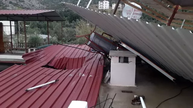 Kozan'da hortum eve zarar verdi Kozan'da hortum eve zarar verdi