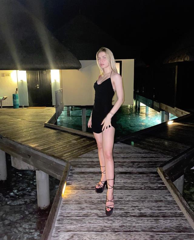 Maldivler'de tatil yapan Aleyna Tilki, peş peşe mini şortlu pozlarını paylaştı