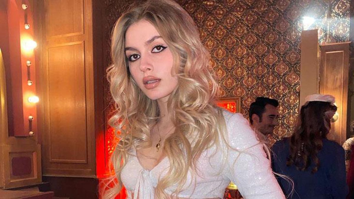 Maldivler'de tatil yapan Aleyna Tilki, peş peşe mini şortlu pozlarını paylaştı