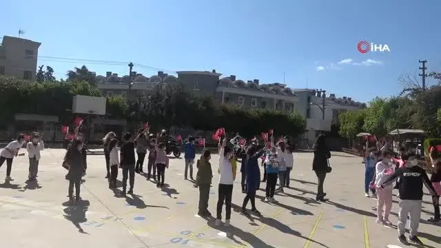 Marmaris'te polis ekipleri öğrencilere kep ve maske dağıttı Marmaris'te polis ekipleri öğrencilere kep ve maske dağıttı