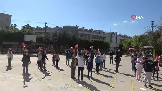 Marmaris'te polis ekipleri öğrencilere kep ve maske dağıttı Marmaris'te polis ekipleri öğrencilere kep ve maske dağıttı