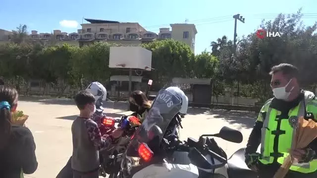 Marmaris'te polis ekipleri öğrencilere kep ve maske dağıttı Marmaris'te polis ekipleri öğrencilere kep ve maske dağıttı