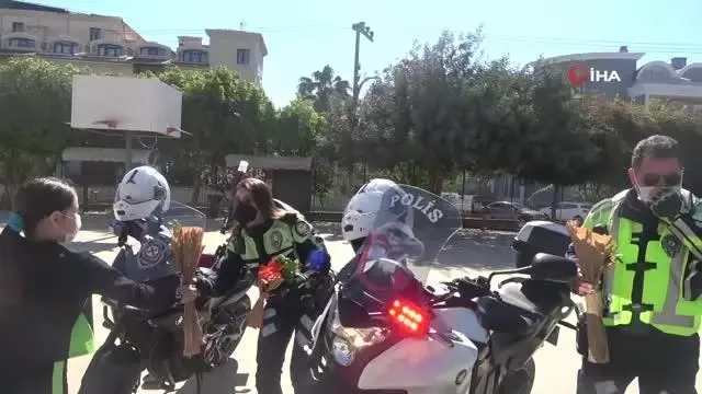 Marmaris'te polis ekipleri öğrencilere kep ve maske dağıttı Marmaris'te polis ekipleri öğrencilere kep ve maske dağıttı