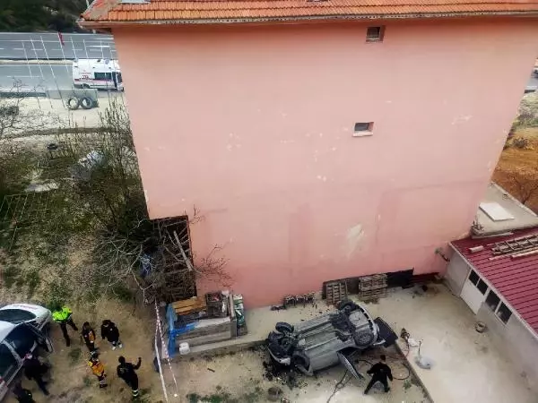KARAMAN OTOMOBİLİYLE 15 METRELİK İSTİNAF DUVARINDAN UÇAN HEMŞİRE, AĞIR YARALANDI KARAMAN OTOMOBİLİYLE 15 METRELİK İSTİNAF DUVARINDAN UÇAN HEMŞİRE, AĞIR YARALANDI