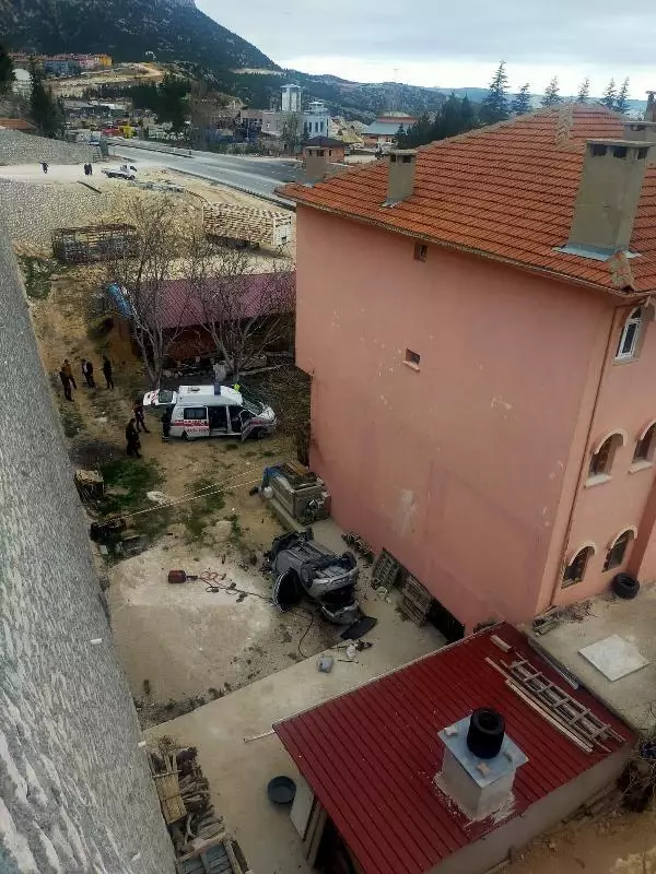 KARAMAN OTOMOBİLİYLE 15 METRELİK İSTİNAF DUVARINDAN UÇAN HEMŞİRE, AĞIR YARALANDI KARAMAN OTOMOBİLİYLE 15 METRELİK İSTİNAF DUVARINDAN UÇAN HEMŞİRE, AĞIR YARALANDI