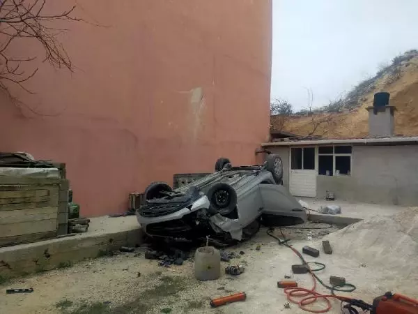 KARAMAN OTOMOBİLİYLE 15 METRELİK İSTİNAF DUVARINDAN UÇAN HEMŞİRE, AĞIR YARALANDI KARAMAN OTOMOBİLİYLE 15 METRELİK İSTİNAF DUVARINDAN UÇAN HEMŞİRE, AĞIR YARALANDI