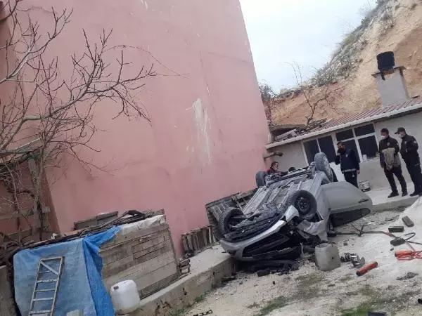 KARAMAN OTOMOBİLİYLE 15 METRELİK İSTİNAF DUVARINDAN UÇAN HEMŞİRE, AĞIR YARALANDI KARAMAN OTOMOBİLİYLE 15 METRELİK İSTİNAF DUVARINDAN UÇAN HEMŞİRE, AĞIR YARALANDI