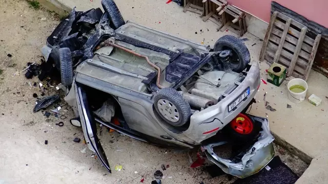 Otomobiliyle 30 metreden bahçeye uçan genç hemşire kurtarılamadı Otomobiliyle 30 metreden bahçeye uçan genç hemşire kurtarılamadı