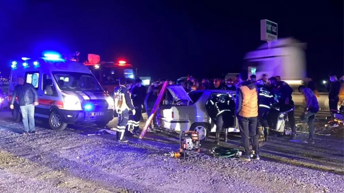 Otomobiller kafa kafaya çarpıştı: 4 yaralı