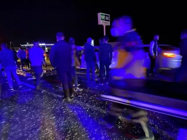 Otomobiller kafa kafaya çarpıştı: 4 yaralı