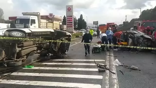 Panelvan ile otomobil çarpıştı: 5 yaralı Panelvan ile otomobil çarpıştı: 5 yaralı