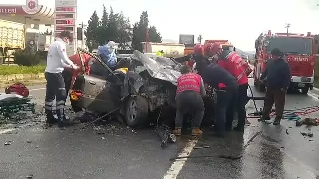Panelvan ile otomobil çarpıştı: 5 yaralı Panelvan ile otomobil çarpıştı: 5 yaralı