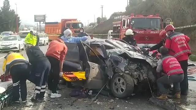 Panelvan ile otomobil çarpıştı: 5 yaralı Panelvan ile otomobil çarpıştı: 5 yaralı