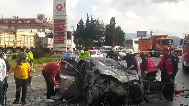 Panelvan ile otomobil çarpıştı: 5 yaralı Panelvan ile otomobil çarpıştı: 5 yaralı