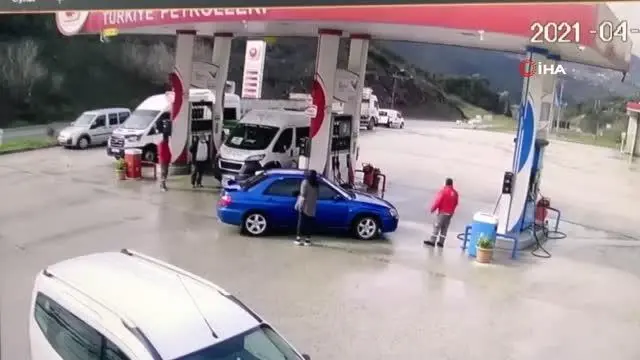 Panelvan ile otomobil kafa kafaya böyle çarpıştı: 2'si çocuk 6 yaralı Panelvan ile otomobil kafa kafaya böyle çarpıştı: 2'si çocuk 6 yaralı