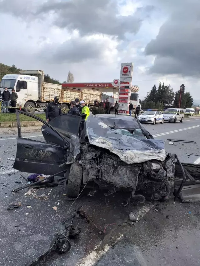 Panelvan ile otomobil kafa kafaya böyle çarpıştı: 2'si çocuk 6 yaralı Panelvan ile otomobil kafa kafaya böyle çarpıştı: 2'si çocuk 6 yaralı