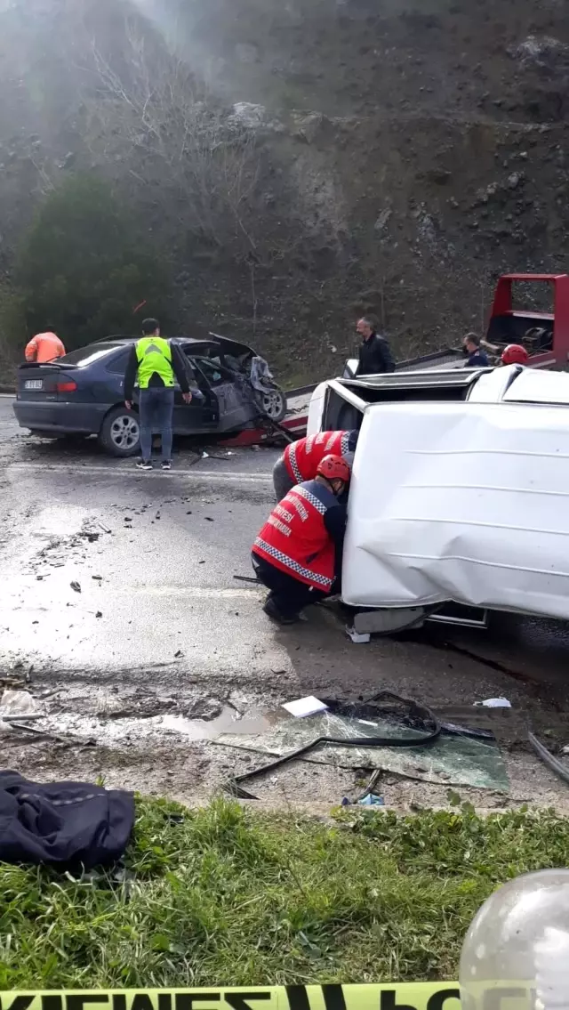 Panelvan ile otomobil kafa kafaya böyle çarpıştı: 2'si çocuk 6 yaralı Panelvan ile otomobil kafa kafaya böyle çarpıştı: 2'si çocuk 6 yaralı
