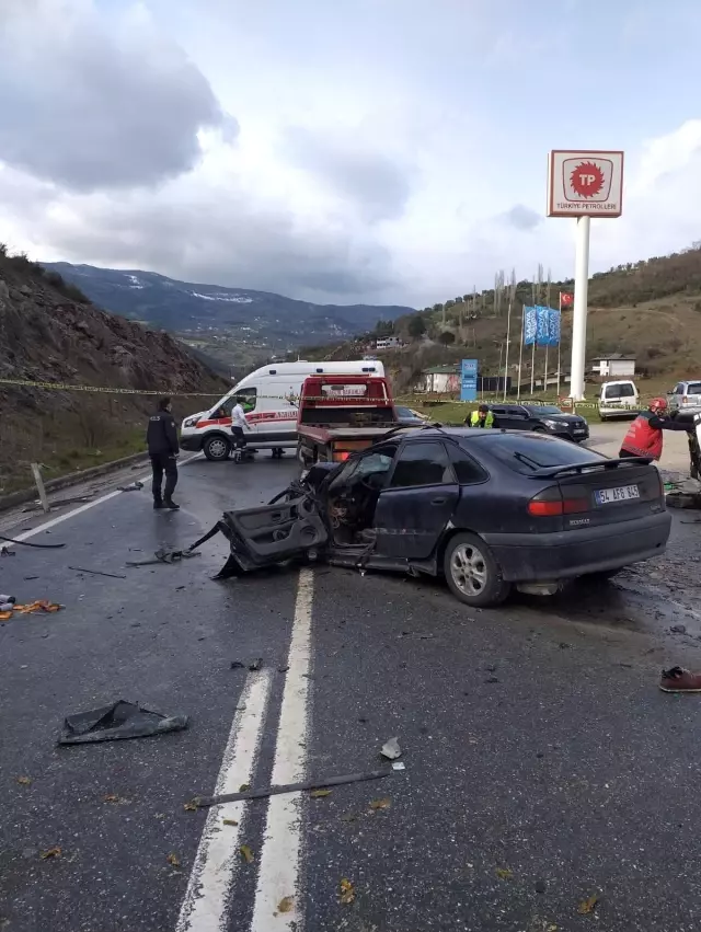 Panelvan ile otomobil kafa kafaya böyle çarpıştı: 2'si çocuk 6 yaralı Panelvan ile otomobil kafa kafaya böyle çarpıştı: 2'si çocuk 6 yaralı