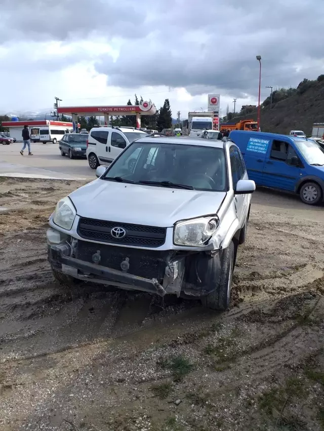 Panelvan ile otomobil kafa kafaya böyle çarpıştı: 2'si çocuk 6 yaralı Panelvan ile otomobil kafa kafaya böyle çarpıştı: 2'si çocuk 6 yaralı