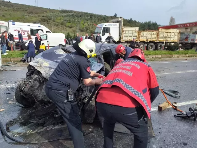 Panelvan ile otomobil kafa kafaya böyle çarpıştı: 2'si çocuk 6 yaralı Panelvan ile otomobil kafa kafaya böyle çarpıştı: 2'si çocuk 6 yaralı
