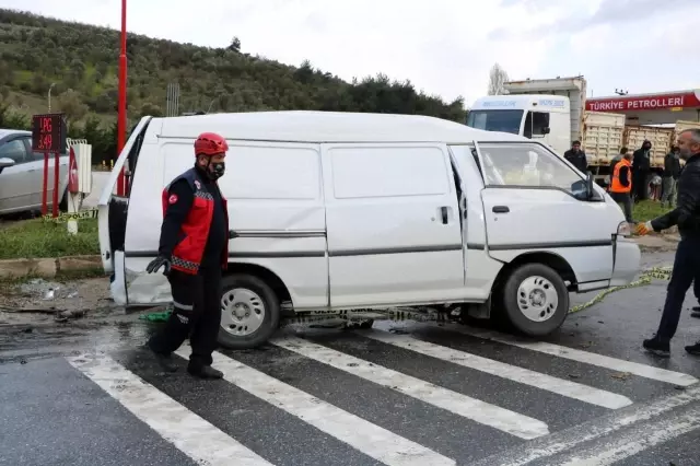Panelvan ile otomobil kafa kafaya böyle çarpıştı: 2'si çocuk 6 yaralı Panelvan ile otomobil kafa kafaya böyle çarpıştı: 2'si çocuk 6 yaralı