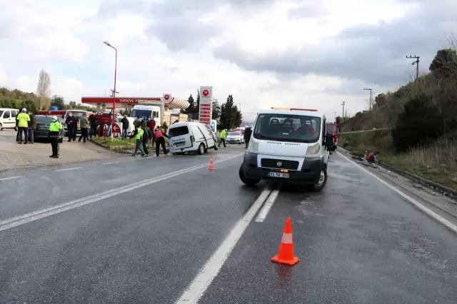 Panelvan ile otomobil kafa kafaya böyle çarpıştı: 2'si çocuk 6 yaralı Panelvan ile otomobil kafa kafaya böyle çarpıştı: 2'si çocuk 6 yaralı
