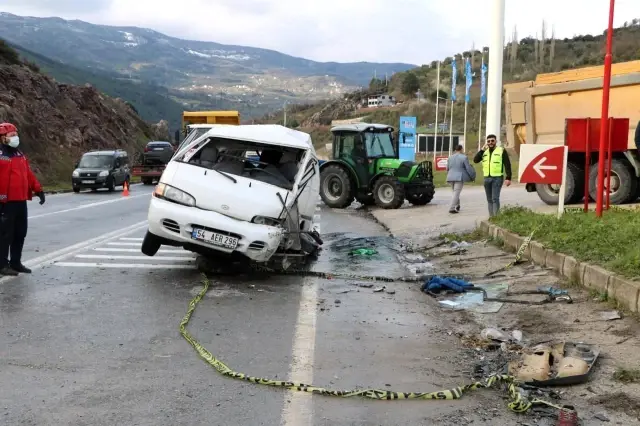 Panelvan ile otomobil kafa kafaya böyle çarpıştı: 2'si çocuk 6 yaralı Panelvan ile otomobil kafa kafaya böyle çarpıştı: 2'si çocuk 6 yaralı
