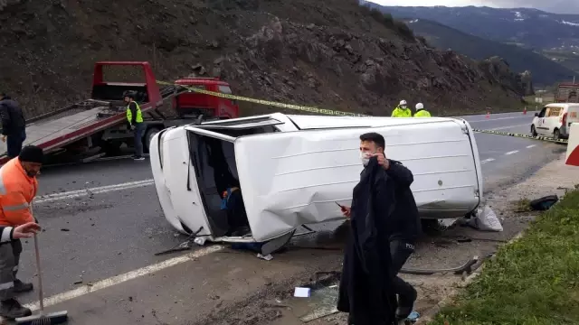 Panelvan ile otomobil kafa kafaya böyle çarpıştı: 2'si çocuk 6 yaralı Panelvan ile otomobil kafa kafaya böyle çarpıştı: 2'si çocuk 6 yaralı