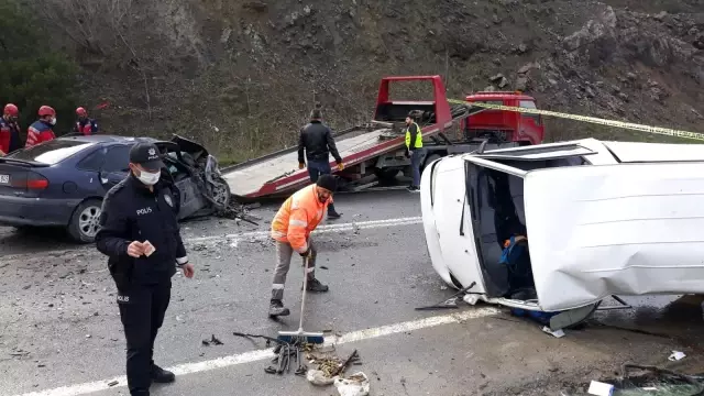 Panelvan ile otomobil kafa kafaya böyle çarpıştı: 2'si çocuk 6 yaralı Panelvan ile otomobil kafa kafaya böyle çarpıştı: 2'si çocuk 6 yaralı
