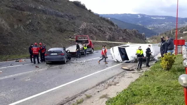Panelvan ile otomobil kafa kafaya böyle çarpıştı: 2'si çocuk 6 yaralı Panelvan ile otomobil kafa kafaya böyle çarpıştı: 2'si çocuk 6 yaralı