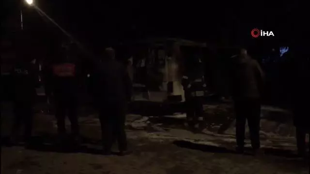 Son Dakika | Park halindeki minibüs alev aldı, 2 araç kullanılamaz hale geldi Son Dakika | Park halindeki minibüs alev aldı, 2 araç kullanılamaz hale geldi