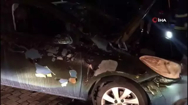 Son Dakika | Park halindeki minibüs alev aldı, 2 araç kullanılamaz hale geldi Son Dakika | Park halindeki minibüs alev aldı, 2 araç kullanılamaz hale geldi