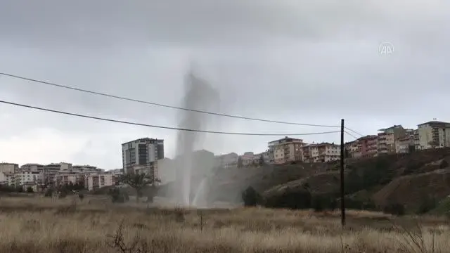 Patlayan boru nedeniyle su metrelerce yükseğe çıktı Patlayan boru nedeniyle su metrelerce yükseğe çıktı