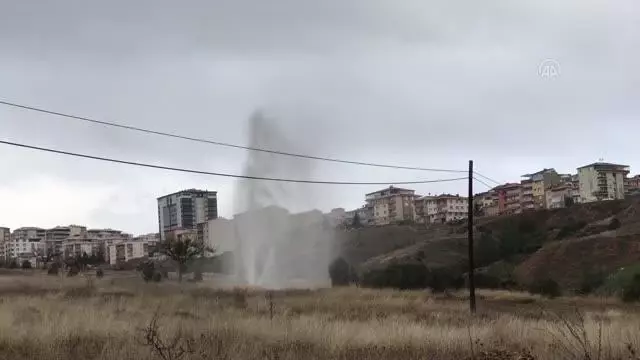 Patlayan boru nedeniyle su metrelerce yükseğe çıktı Patlayan boru nedeniyle su metrelerce yükseğe çıktı