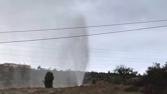 Patlayan boru nedeniyle su metrelerce yükseğe çıktı Patlayan boru nedeniyle su metrelerce yükseğe çıktı