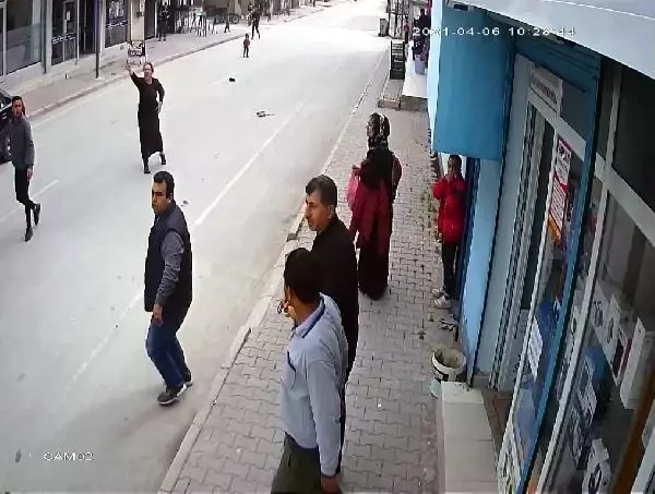 Polis, 2 kardeşi aracıyla sürükleyen şüpheliyi cep telefonu satış ilanıyla yakalamış Polis, 2 kardeşi aracıyla sürükleyen şüpheliyi cep telefonu satış ilanıyla yakalamış