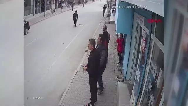 Polis, 2 kardeşi aracıyla sürükleyen şüpheliyi cep telefonu satış ilanıyla yakalamış Polis, 2 kardeşi aracıyla sürükleyen şüpheliyi cep telefonu satış ilanıyla yakalamış