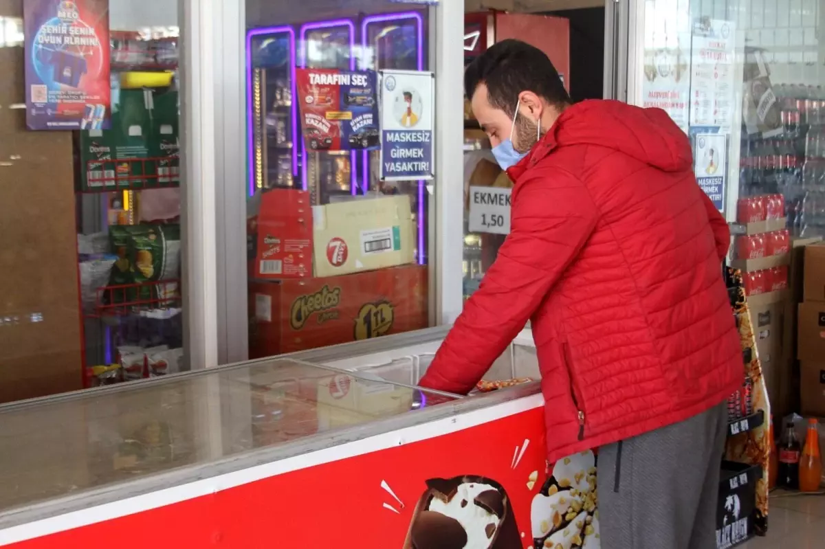Şiddetli rüzgar dondurma dolabını böyle sürükledi