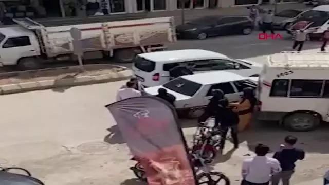 ŞANLIURFA SİVİL POLİS OLDUĞU İDDİA EDİLEN KİŞİ, 'YOL VERME' TARTIŞMASINDA 2 KİŞİYİ DARBETTİ; O ANLAR KAMERADA ŞANLIURFA SİVİL POLİS OLDUĞU İDDİA EDİLEN KİŞİ, 'YOL VERME' TARTIŞMASINDA 2 KİŞİYİ DARBETTİ; O ANLAR KAMERADA