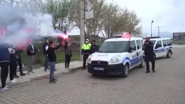 Sarıgöl'de AK Parti'li gençler, Polis Haftası'nı kutladı Sarıgöl'de AK Parti'li gençler, Polis Haftası'nı kutladı
