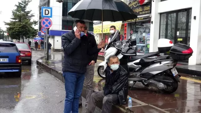 Uzun süre şemsiye ile yaralının başında bekledi Uzun süre şemsiye ile yaralının başında bekledi