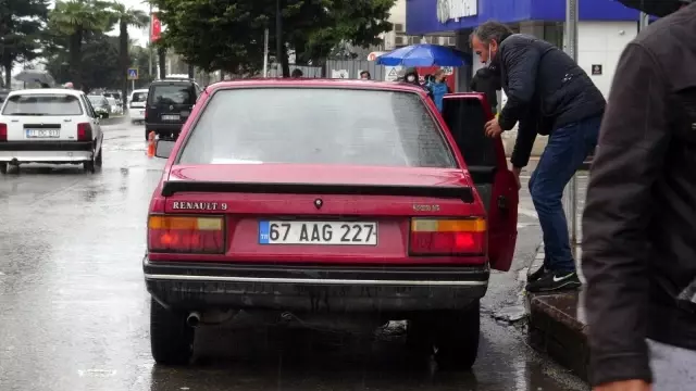 Uzun süre şemsiye ile yaralının başında bekledi Uzun süre şemsiye ile yaralının başında bekledi
