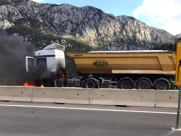Seyir halindeki tır alev aldı Seyir halindeki tır alev aldı