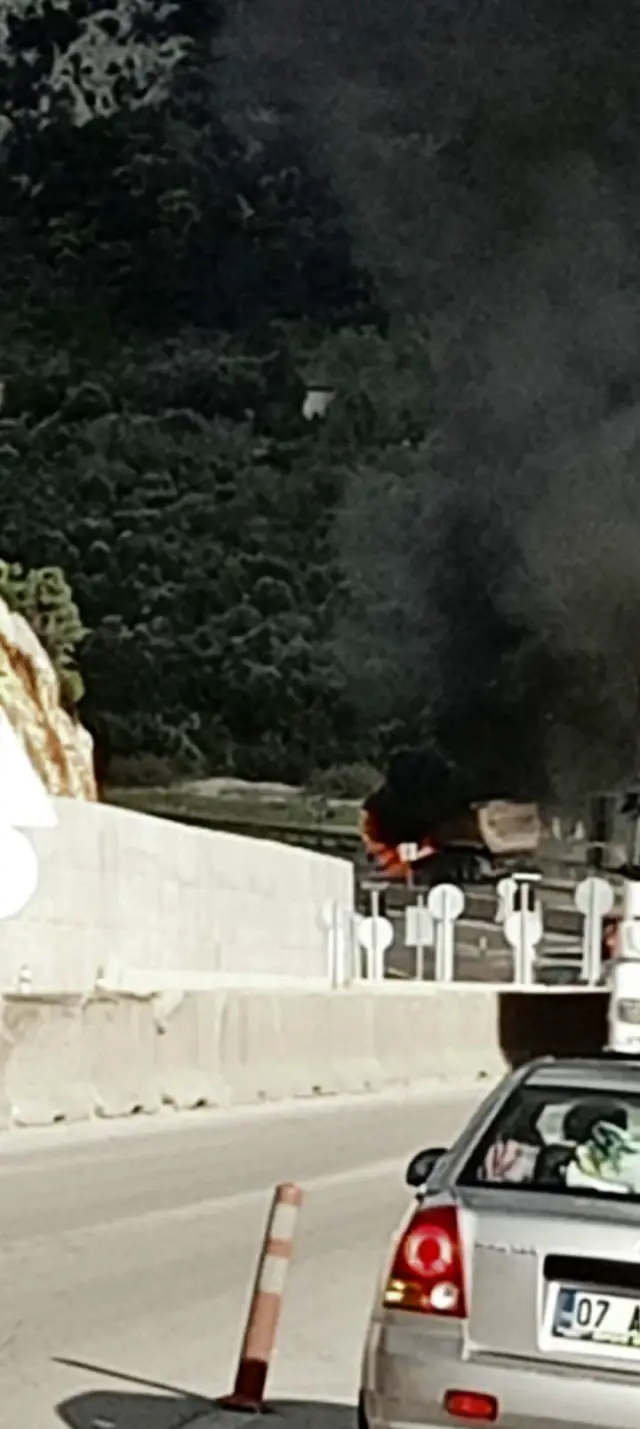 Seyir halindeki tır alev aldı Seyir halindeki tır alev aldı