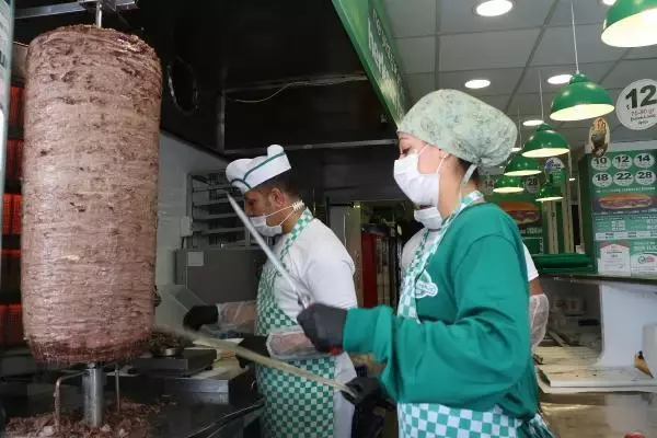 Şırnak'ın tek kadın döner ustası Şırnak'ın tek kadın döner ustası