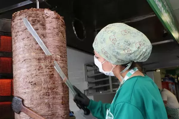 Şırnak'ın tek kadın döner ustası Şırnak'ın tek kadın döner ustası
