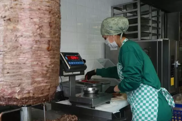 Şırnak'ın tek kadın döner ustası Şırnak'ın tek kadın döner ustası